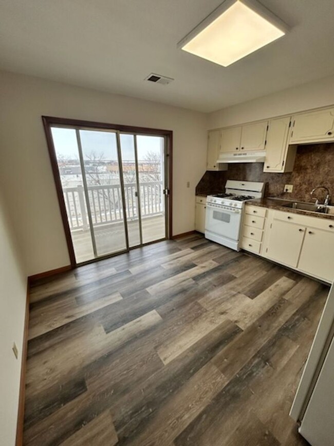 Building Photo - Beautiful 2 Bedroom Apartment in the heart...