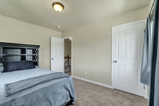 Building Photo - Updated end-unit townhouse for rent!