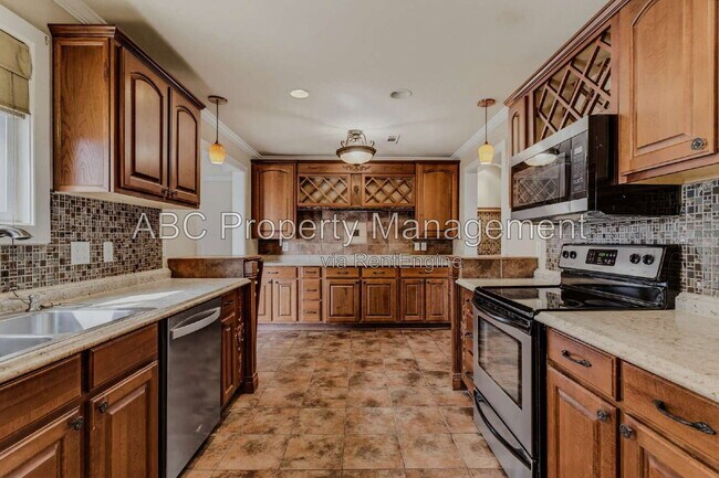 Building Photo - 911 Eicher Ave