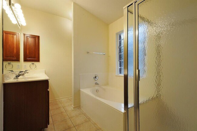 Building Photo - 1109 Fossil Cove