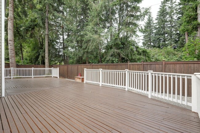 Building Photo - Beautifully Remodeled Home with Gourmet Kitchen & Fenced Yard in Klahanie