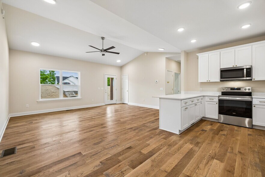 Building Photo - 553 Skyview Dr