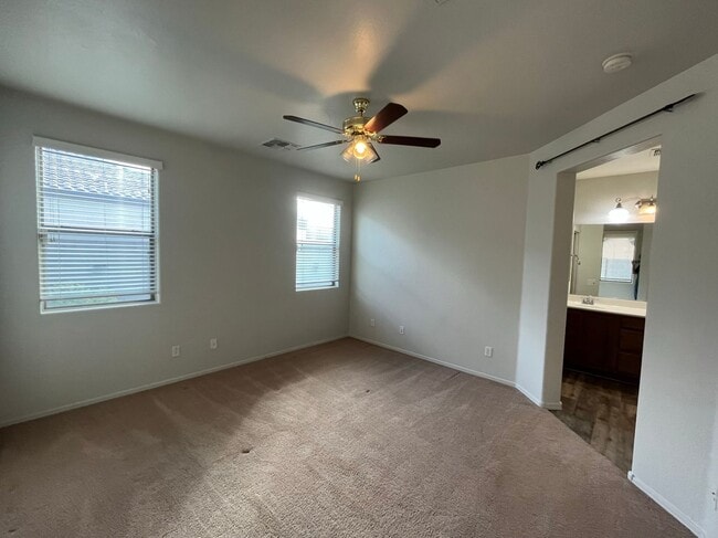 Building Photo - 4 Bedroom Home with Loft in Stonefield Com...