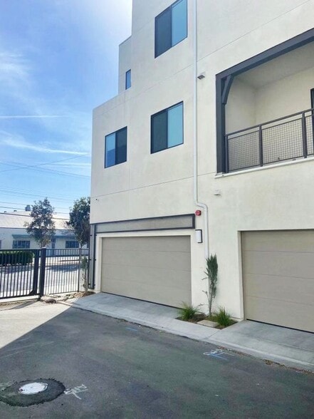 Building Photo - 2049 W Rosecrans Ave