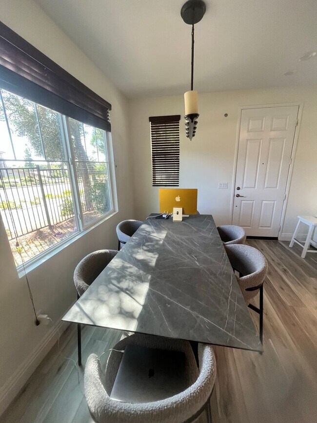 Building Photo - Spacious 4 Bed | 2-Story Townhome in Lake Pointe near Eastlake Vistas