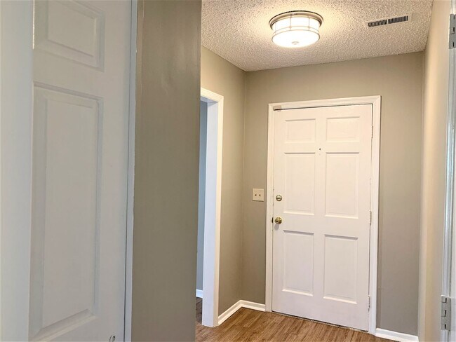 Building Photo - SW Large Brick Home, Updated Kitchen & Bathrooms, Wood Like Flooring, Fenced Yard!