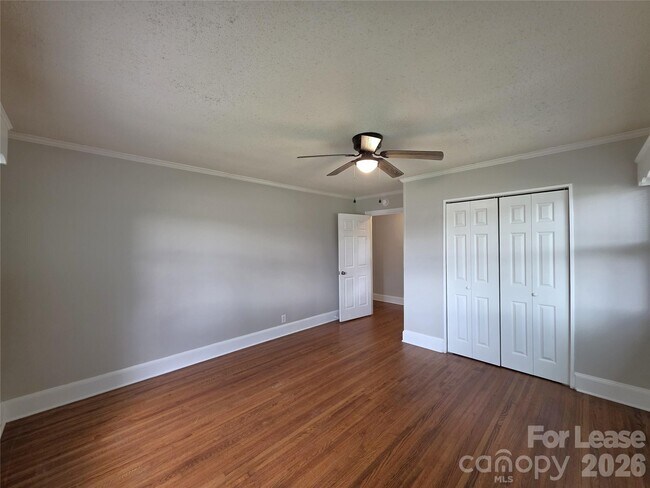 Building Photo - 1310 Oakwood Ave