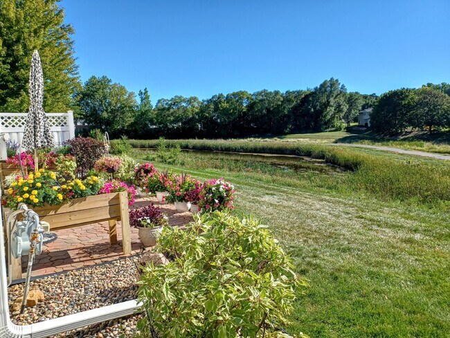 Building Photo - 2 Bedroom 2 Bath End Unit Townhouse - Shakopee