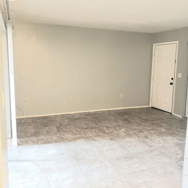 Building Photo - Nice upgraded 1bed/1bath condo conveniently located near busch garden's!