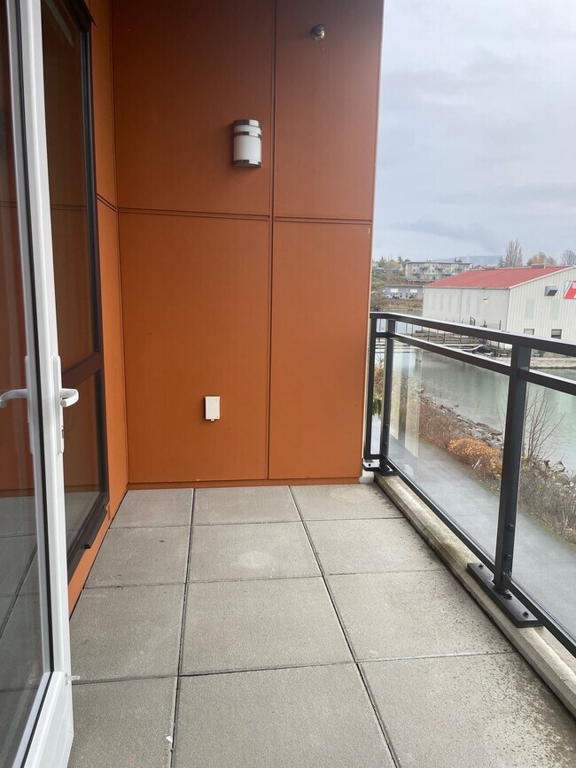 Building Photo - Roomy, 612 Square Foot, 1-Bedroom Home wit...