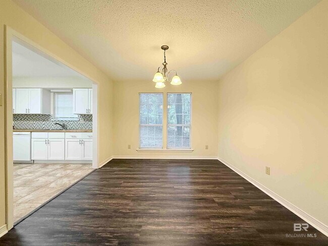 Building Photo - 233 Ridgewood Dr