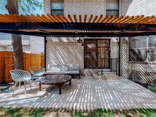 Building Photo - 2010 Carriage Club Dr