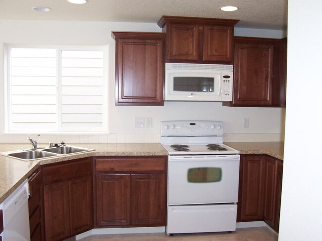 Building Photo - Available 3/23! Spacious 3 Bed/2.5 Bath Home in VAN MALL Area!