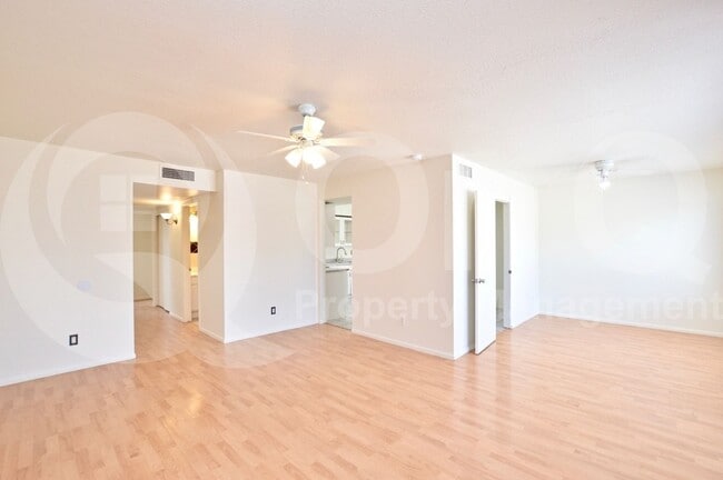 Building Photo - 4265 E Vineyard Rd