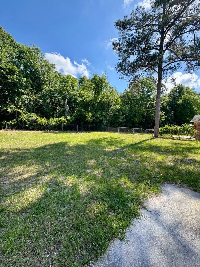 Building Photo - Charming 3 Bedroom, 2 Bath Home Available Now!