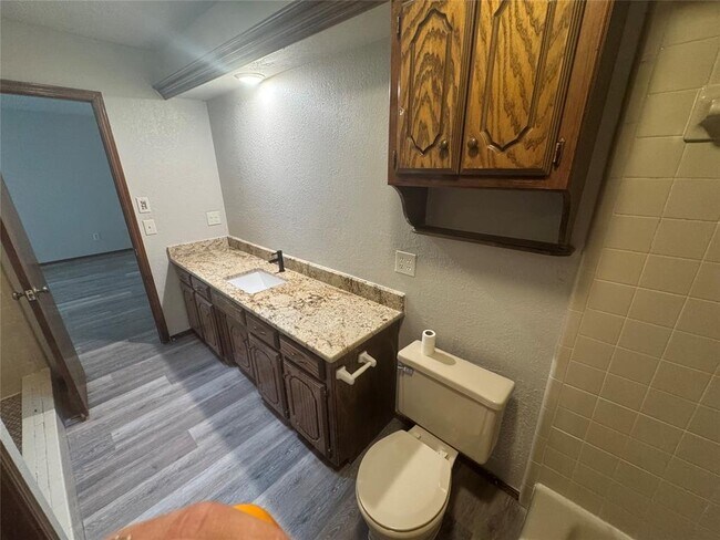 Building Photo - 325 E Parkland Dr