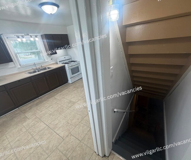Building Photo - For Rent - 3 Bedroom, 1 Bathroom Home