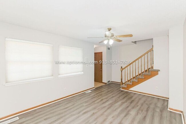 Building Photo - Towers 120- Spacious towhnhome!
