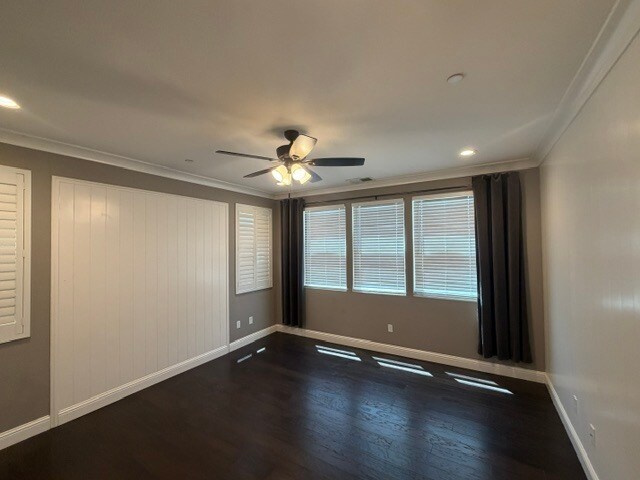 Building Photo - Gorgeous 3 Bedroom 3 Bathroom Plus Loft Area Home