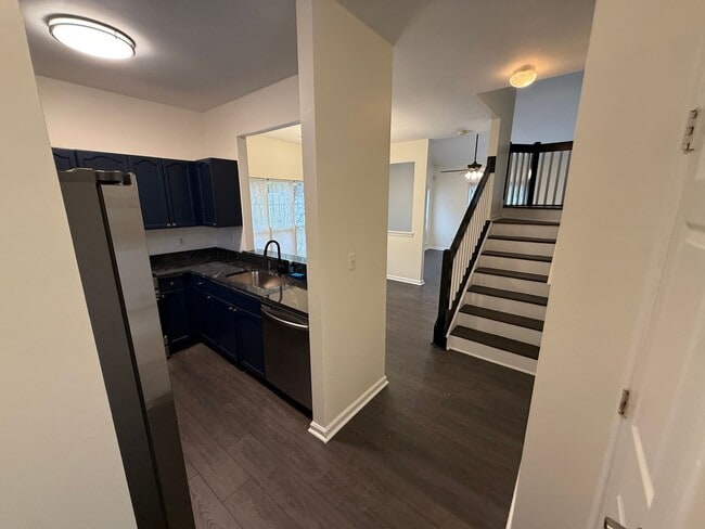 Building Photo - Beautiful End-unit townhome in university with Primary bedroom on 1st floor