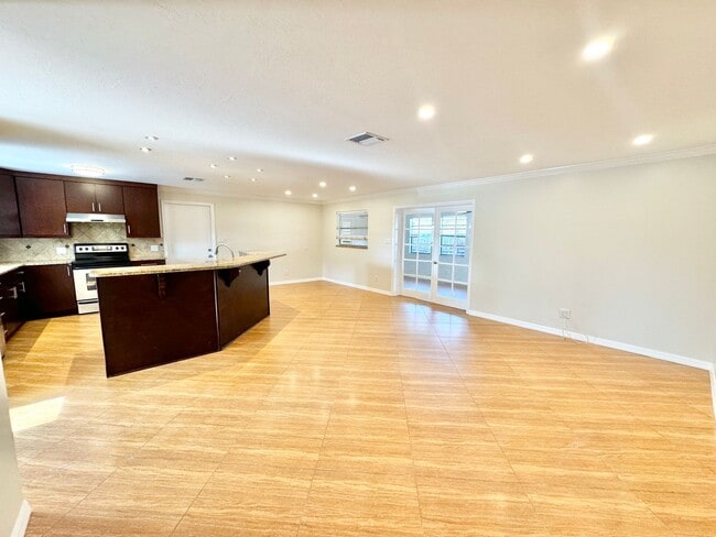 Building Photo - ** CENTRAL NAPLES ** 3 BED + DEN / 2 BATH ...