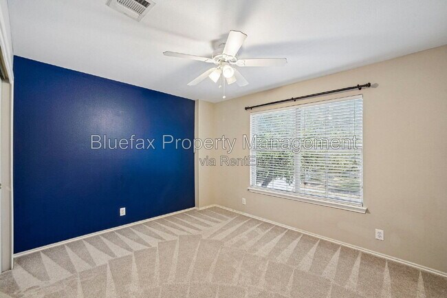 Building Photo - 315 Hollow Grove