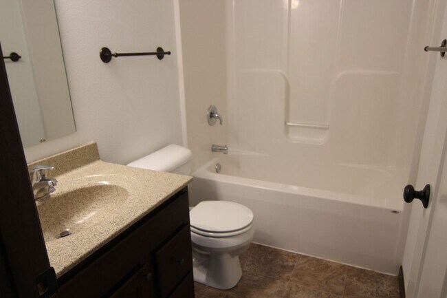 Building Photo - 4 Bedroom, 3 bath close to University