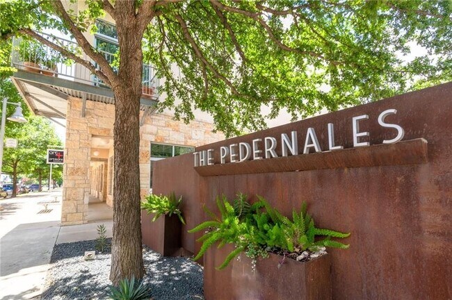 Building Photo - 2401 E 6th St