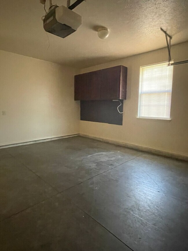 Building Photo - Executive Rental All Brick Home near South...