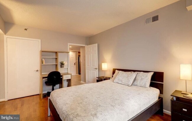 Building Photo - 1001 N Randolph St