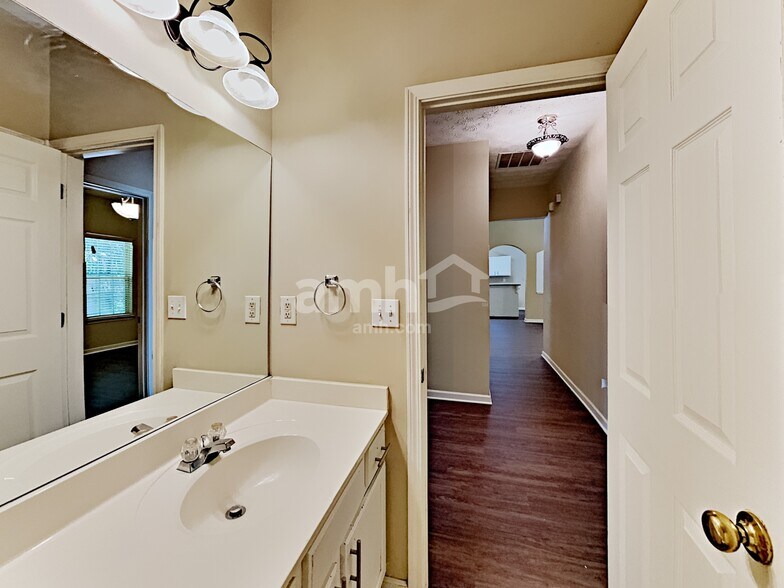 Building Photo - 6812 Bridgewood Dr