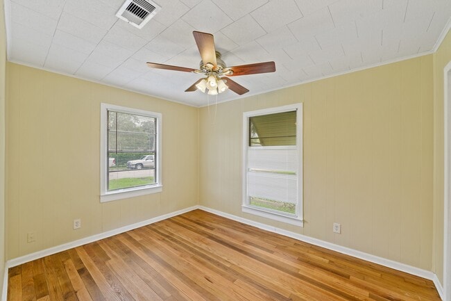 Building Photo - 821 Miller St