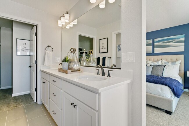 Building Photo - Newer 4 bed Townhome at The Commons at Vic...