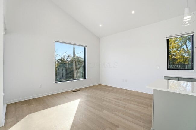 Building Photo - 33 N Blacksmith Ln