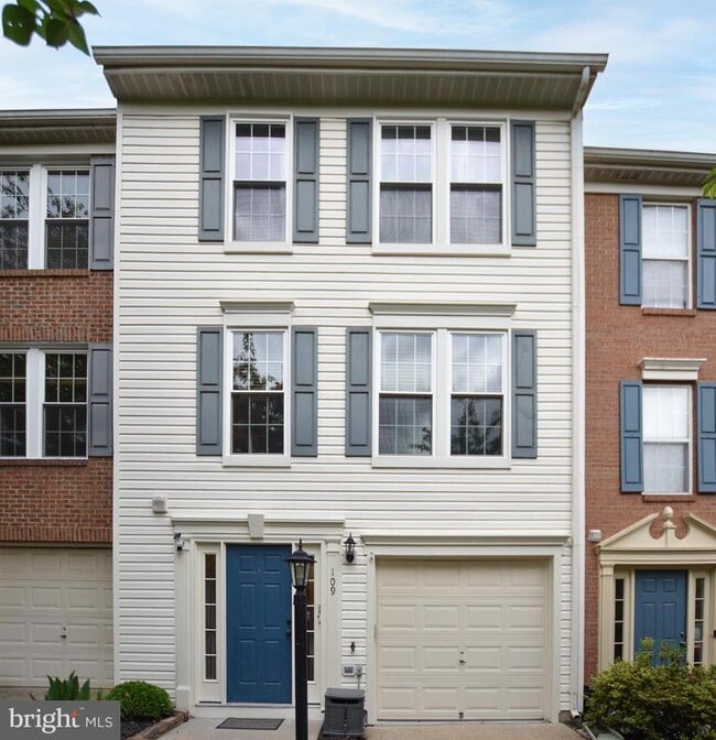 Building Photo - 109 Shirley Square SE