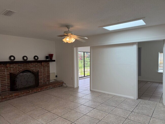 Building Photo - 2208 N Lockwood Ridge Rd