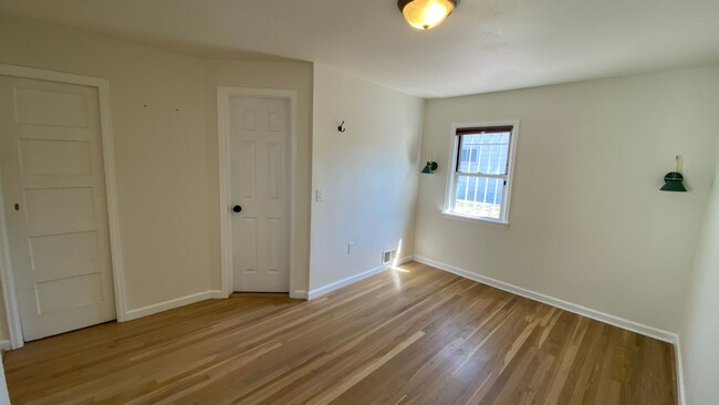 Building Photo - Recently Renovated 2 Bed 1.5 Bath Single F...