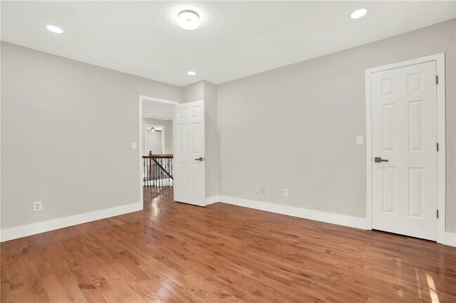 Building Photo - 3270 Brookview Dr