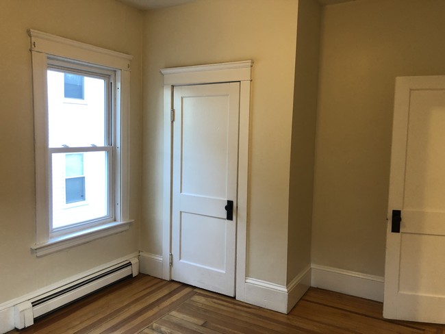 Building Photo - 1st Floor Updated 3 BR Quiet Area Near Bla...