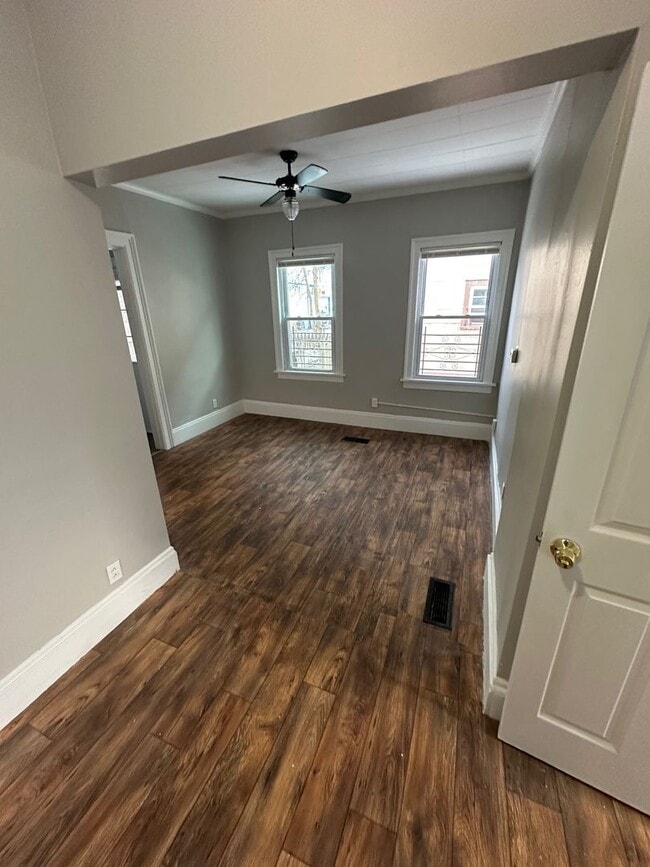 Building Photo - 684 W Broad St