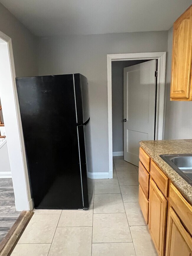 Building Photo - 2 Bedroom 1 Bathroom