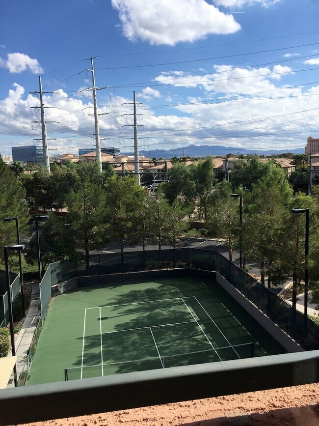 Building Photo - Long or short term available!  Live in luxury in this fully furnished 2 bedroom condo.