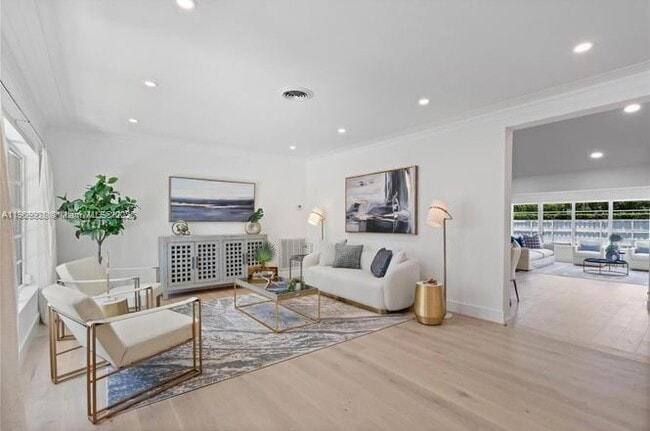 Building Photo - 1033 W 47th St