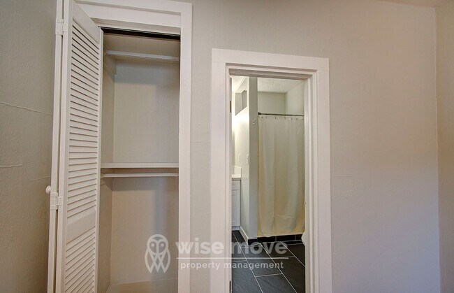 Building Photo - NW Greeley Duplex