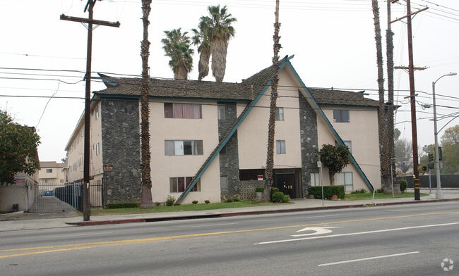 Building Photo - 7410 Woodman Ave