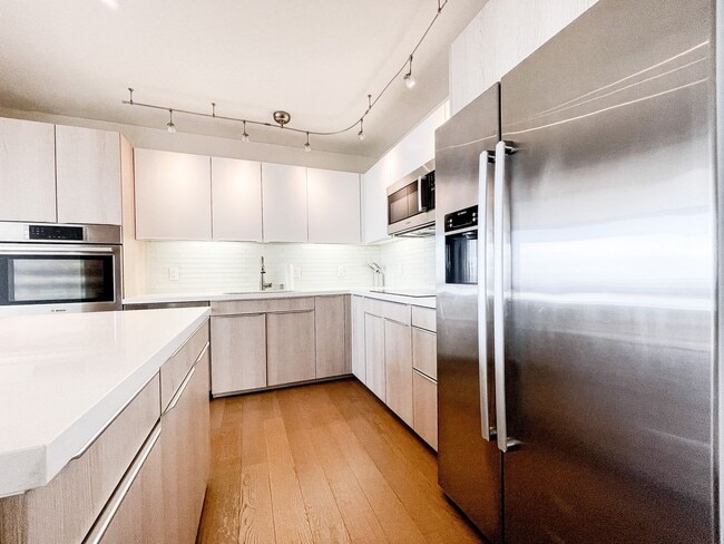 Building Photo - Furnished Symphony Condo with Direct Ocean Views and Two Parking