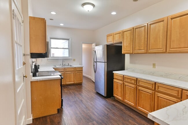 Building Photo - Charming 3 Bedroom on 2nd St