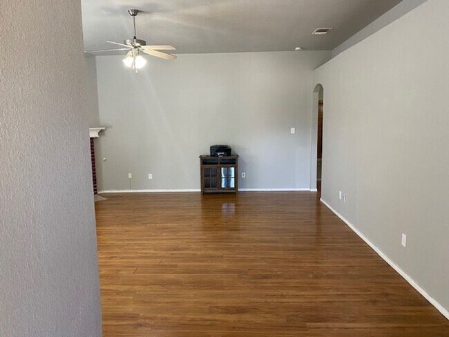 Building Photo - Charming home