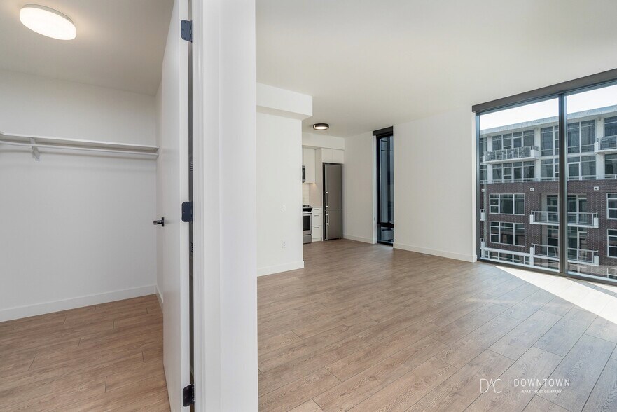 Building Photo - 823 W Madison St