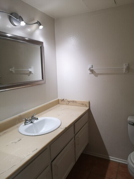 Building Photo - 609 S College Ave